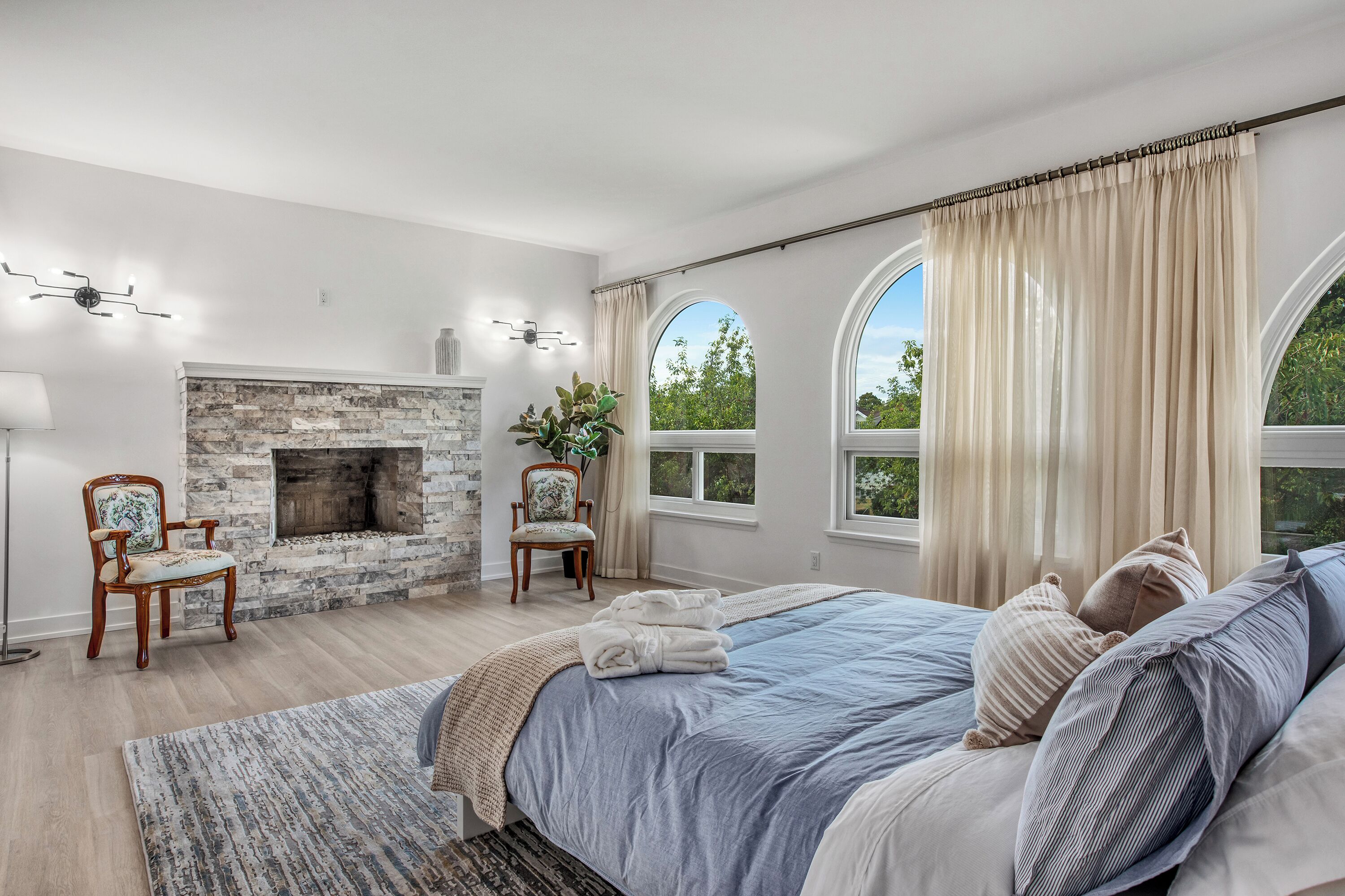 3 habitaciones, escritorio y tabla de planchar con plancha 