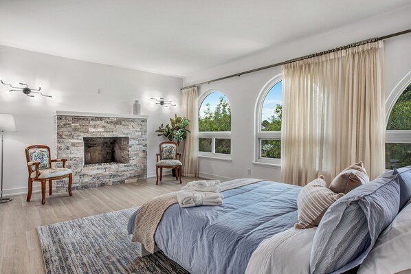 3 bedrooms, desk, iron/ironing board, travel crib - Spacious & Bright 3BR + 3BTH near UBC (direct road!) & Downtown (Vancouver)