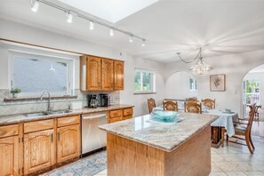 Fridge, microwave, oven, stovetop - Spacious & Bright 3BR + 3BTH near UBC (direct road!) & Downtown (Vancouver)