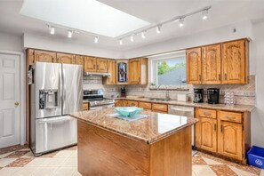 Fridge, microwave, oven, stovetop - Spacious & Bright 3BR + 3BTH near UBC (direct road!) & Downtown (Vancouver)