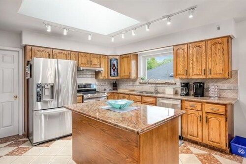 Spacious & Bright 3BR + 3BTH near UBC (direct road!) & Downtown