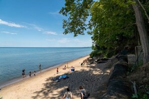 Beach - Lake MI, Beach 5 min walk, Clean, hottub, 5 star (Douglas)
