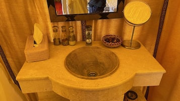 Kabin | Kamar mandi | Bathtub dan shower terpisah, bathtub besar,  dan handuk