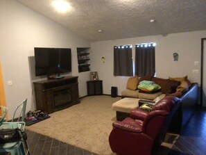 Smart TV, fireplace, DVD player, stereo - 1 mile from the second largest lake in Nebraska with the best fishing & hunting  (Republican City)