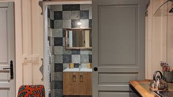 Réfrigérateur, micro-ondes, plaque de cuisson, lave-vaisselle