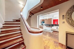 المنشأة من الداخل