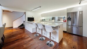 コーヒー / ティーメーカー、冷蔵庫、電子レンジ、オーブン