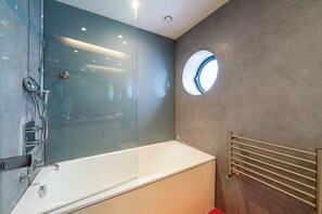 Shower, hair dryer, towels, soap - The One Chelsea (London)