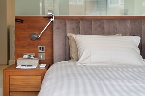4 bedrooms, desk, iron/ironing board, travel cot - The One Chelsea (London)