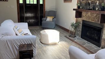 Smart TV, chimenea y libros