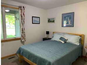 2 bedrooms, WiFi - Clean, near BEACH, walk to town, pets ok, firepit (Douglas)