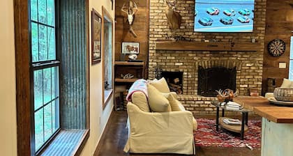 Secluded 2 Bedroom Cabin 12 miles from the Square and Ole Miss Campus