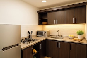 Kühlschrank, Mikrowelle, Mixer, Kochgeschirr/Geschirr/Besteck