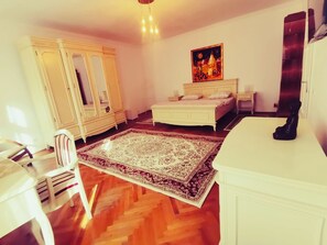 1 slaapkamer, een bureau, een strijkplank/strijkijzer, gratis wifi