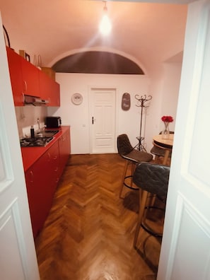 Mikroaaltouuni, liesi, vedenkeitin, leivänpaahdin