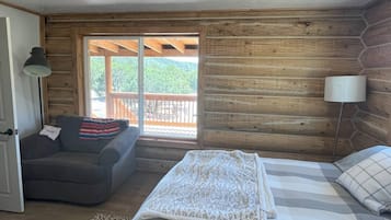 4 bedrooms, desk, iron/ironing board, WiFi