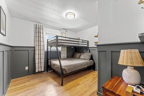 3 habitaciones, escritorio y tabla de planchar con plancha