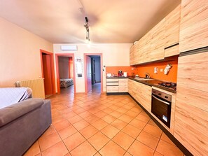 Fridge, microwave, oven, stovetop - the Phoenix apartment (Vaccarolo)