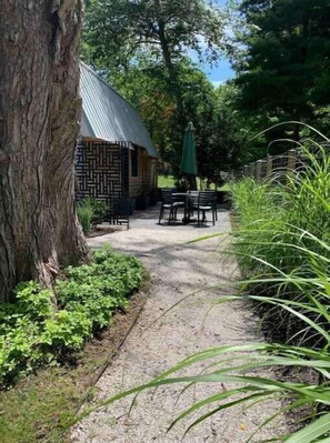 Outdoor dining - BEACH 5 min walk, Lake MI view, hot tub, TINY HOME
 (douglas)