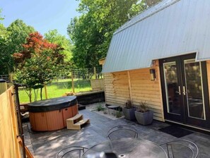Outdoor dining - BEACH 5 min walk, Lake MI view, hot tub, TINY HOME
 (douglas)