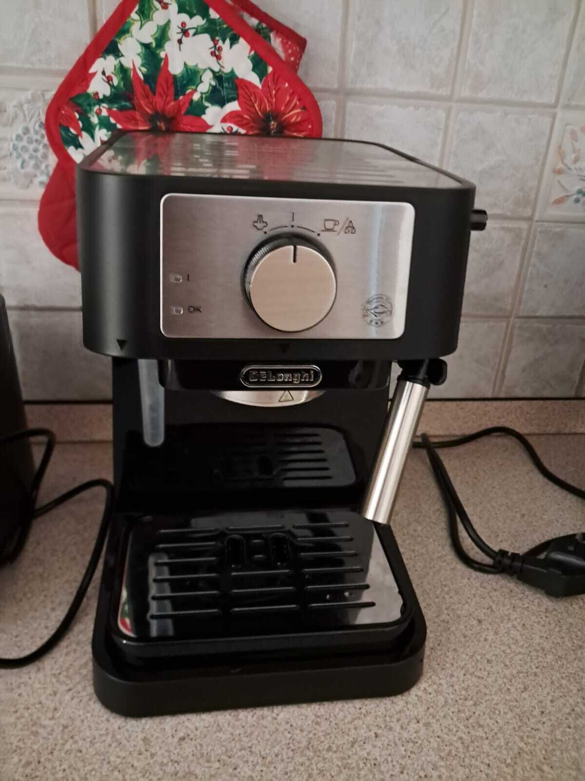 Una cafetera con panel de control, depósito de agua y bandeja de goteo.