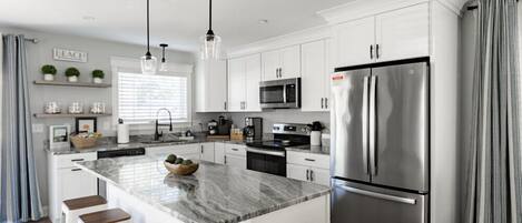 Refrigerador, microondas, horno, placa de cocina