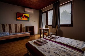 1 bedroom, travel cot, Internet