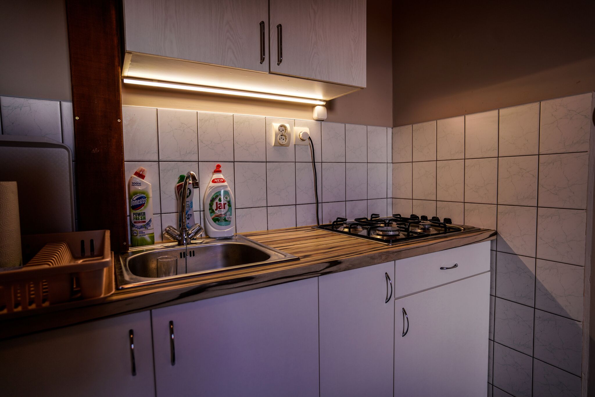 Réfrigérateur, micro-ondes, plaque de cuisson, cafetière/bouilloire