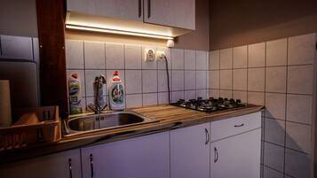 KylskÄp, mikrovÄgsugn, spishÀll och kaffe- och tebryggare