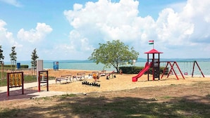 Children's area - Holiday apartment with outdoor pool and air conditioning (Balatonföldvár)