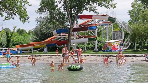A water park with multiple slides and a sandy beach area. - Holiday apartment with outdoor pool and air conditioning (Balatonföldvár)