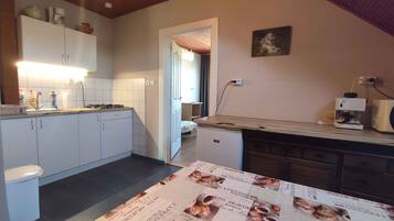 Refrigerador, microondas, parrilla de estufa y cafetera y tetera