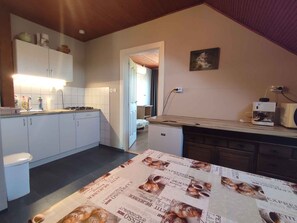 Een koelkast, een microgolfoven, een kookplaat