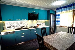 Frigorífico, microondas, horno y placa de cocina