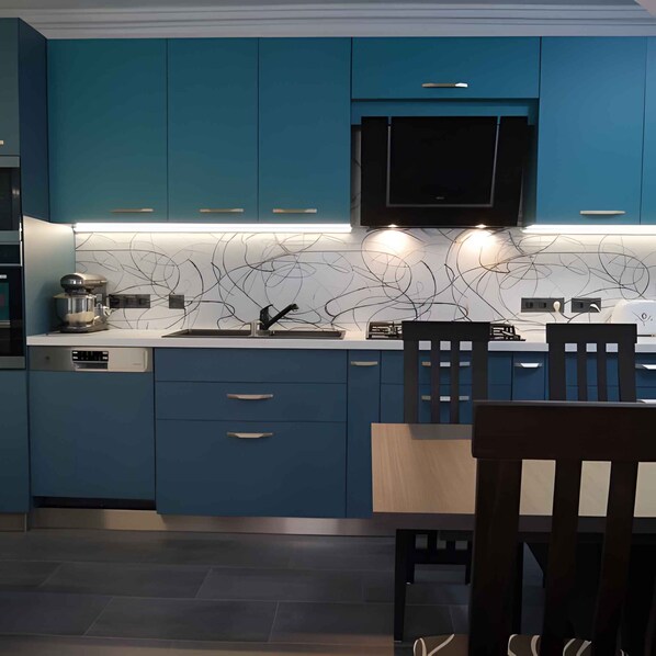 Geladeira, micro-ondas, fogão, cooktop