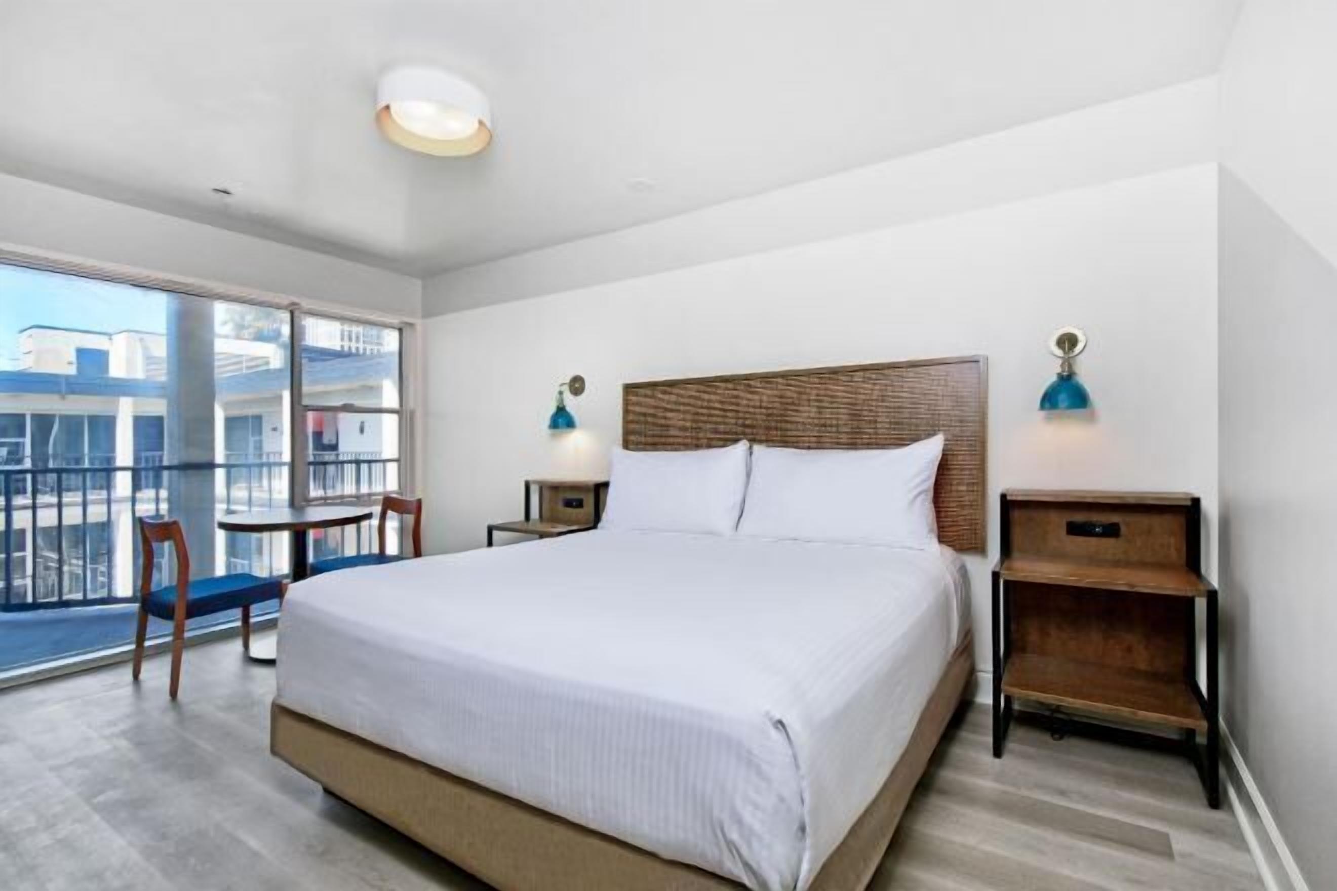 1 bedroom, Egyptian cotton sheets, premium bedding, down comforters