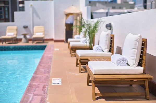 Piscine extérieure, chaises longues