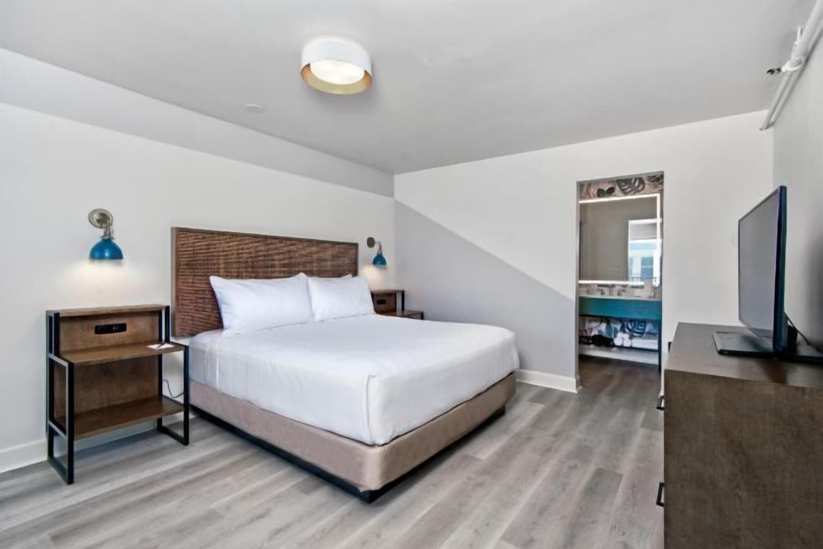 1 bedroom, Egyptian cotton sheets, premium bedding, down comforters