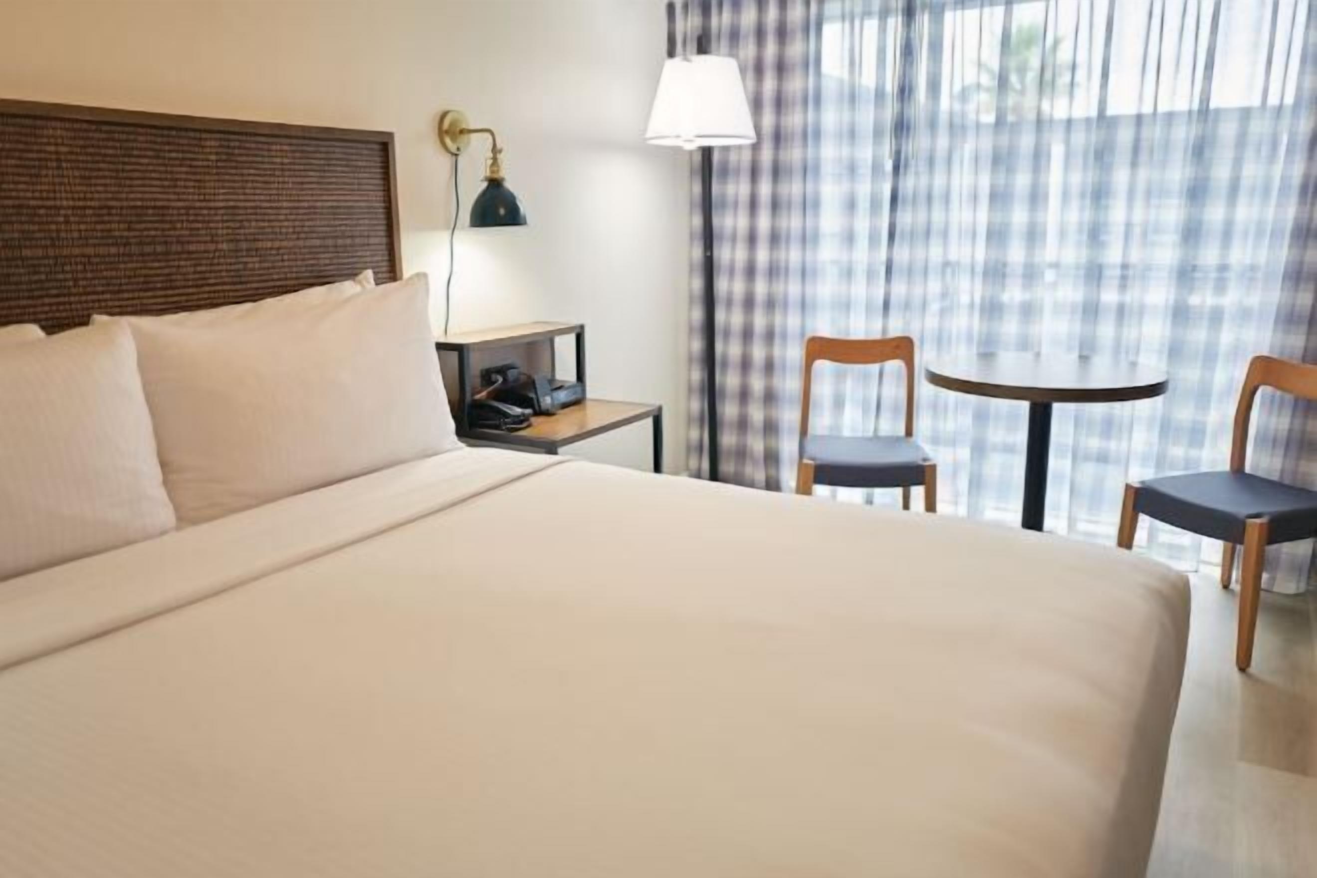 1 bedroom, Egyptian cotton sheets, premium bedding, down comforters