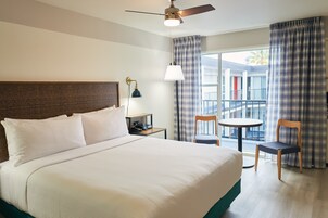 1 bedroom, Egyptian cotton sheets, premium bedding, down comforters