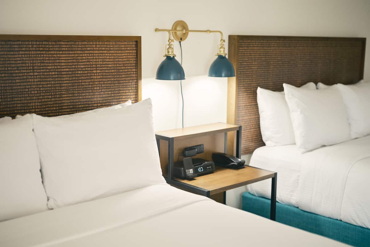 1 bedroom, Egyptian cotton sheets, premium bedding, down comforters