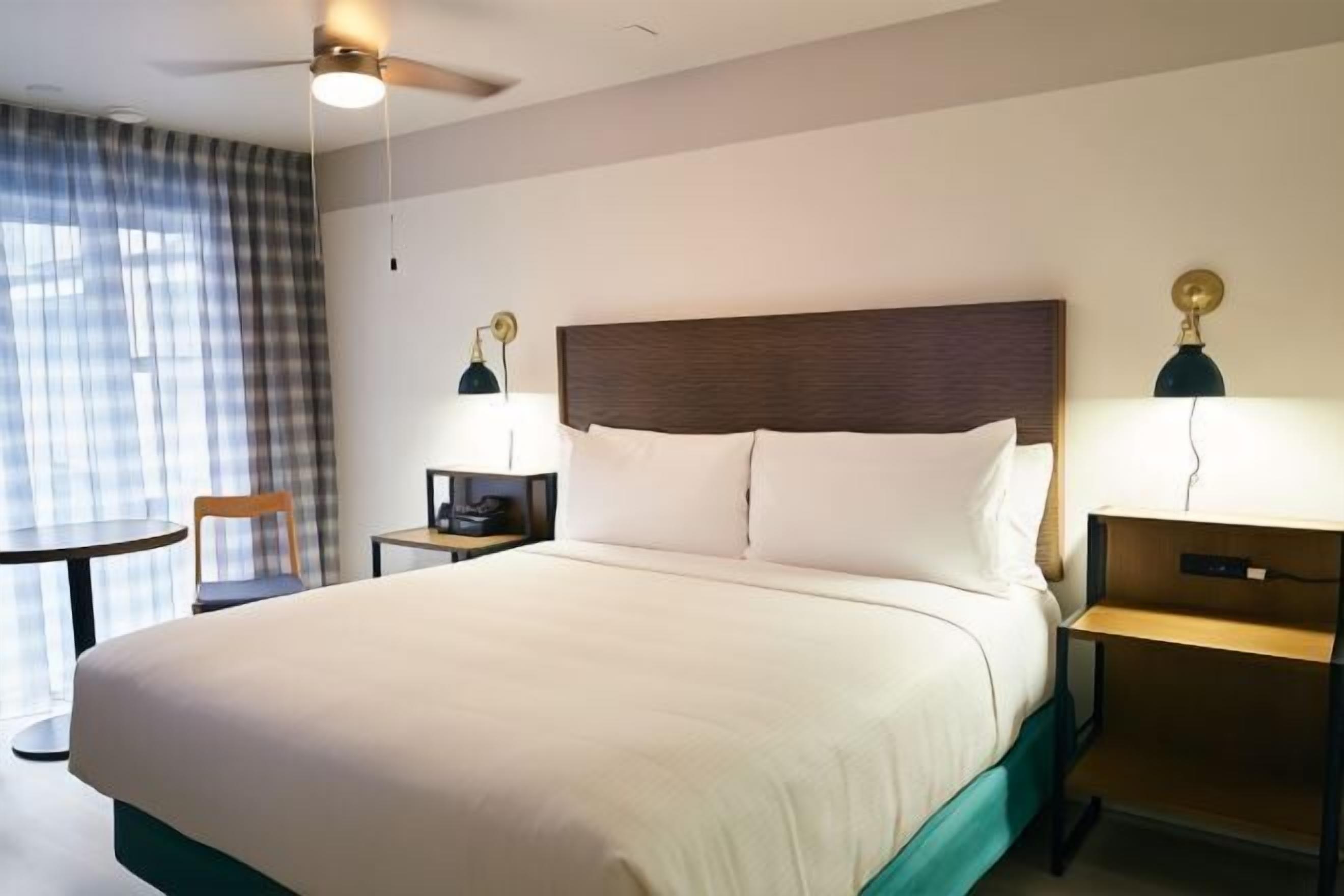 1 bedroom, Egyptian cotton sheets, premium bedding, down comforters