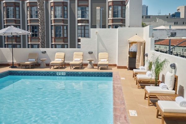 Piscina externa, funciona das 9h às 21h, espreguiçadeiras