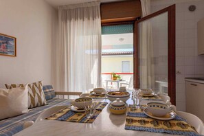 Appartement, 1 slaapkamer, balkon, uitzicht op stad | Dineerruimte