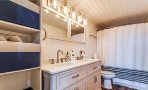 Hair dryer, towels, soap, shampoo - Enjoy nature at comfortable home with private beach on Brazos River!   (Graford)