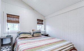 3 bedrooms, WiFi, bed sheets - Enjoy nature at comfortable home with private beach on Brazos River!   (Graford)