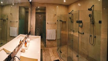 Casa superluxo | Banheiro | Chuveiro, chuveiro com efeito de chuva