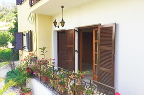 Apartment, 1 Bedroom, Smoking, Balcony | Property entrance
