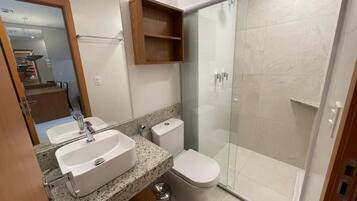 Secadora de cabello, bidet, toallas, papel de baño