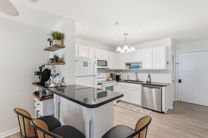 Réfrigérateur, four à micro-ondes, un four, lave-vaisselle